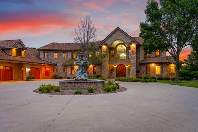 Wander Newton Lakefront