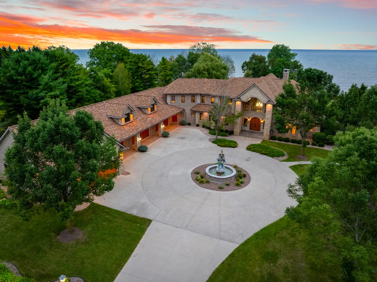 Wander Newton Lakefront