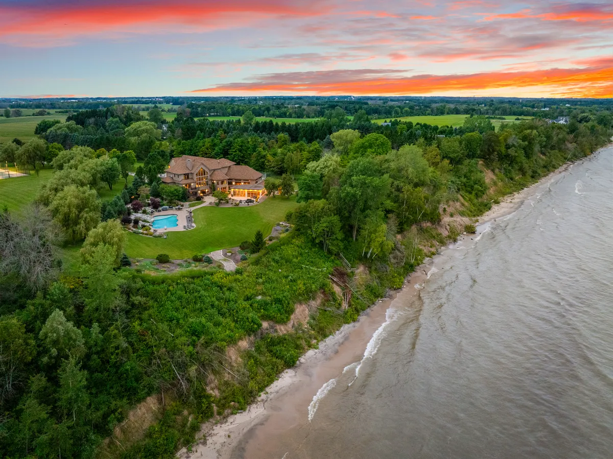 Wander Newton Lakefront