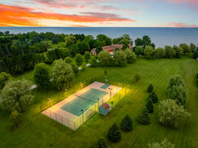 Wander Newton Lakefront