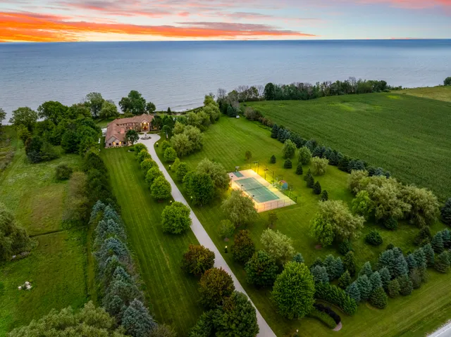 Wander Newton Lakefront