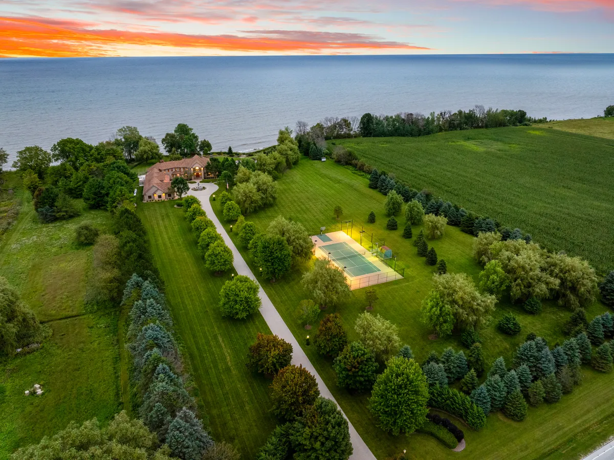 Wander Newton Lakefront