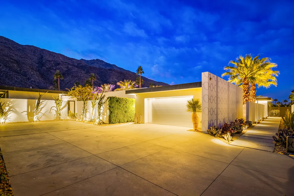 Wander Palm Springs Mesa