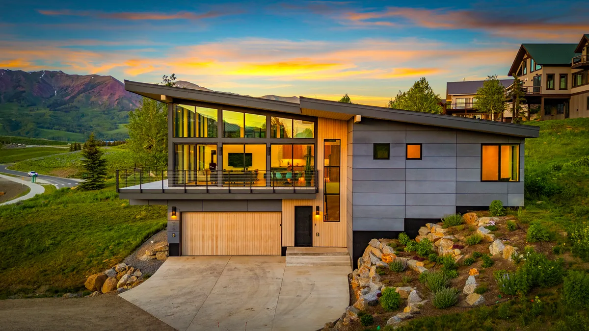 Wander Crested Peaks