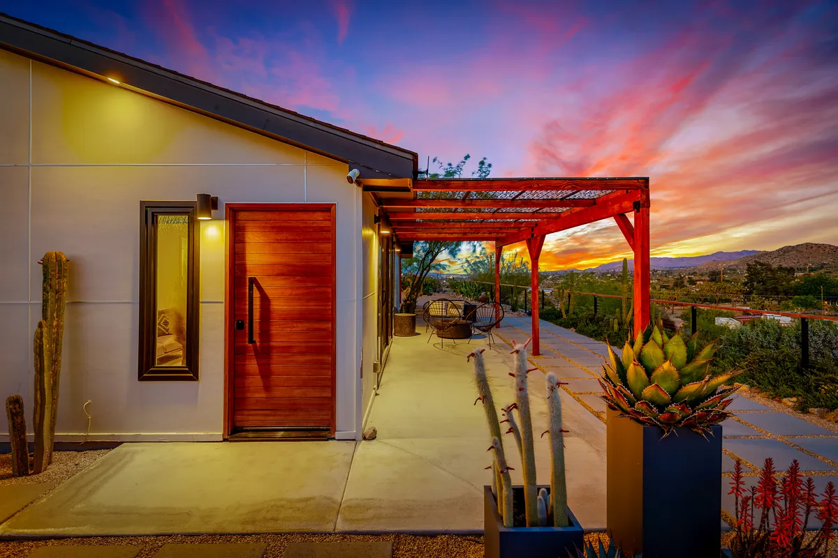 Calico Landing, Desert Pool + Spa Retreat