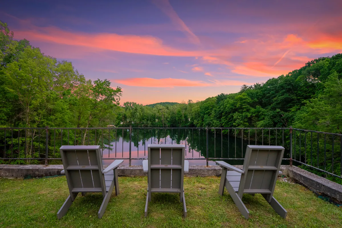 Wander Lakefront Retreat