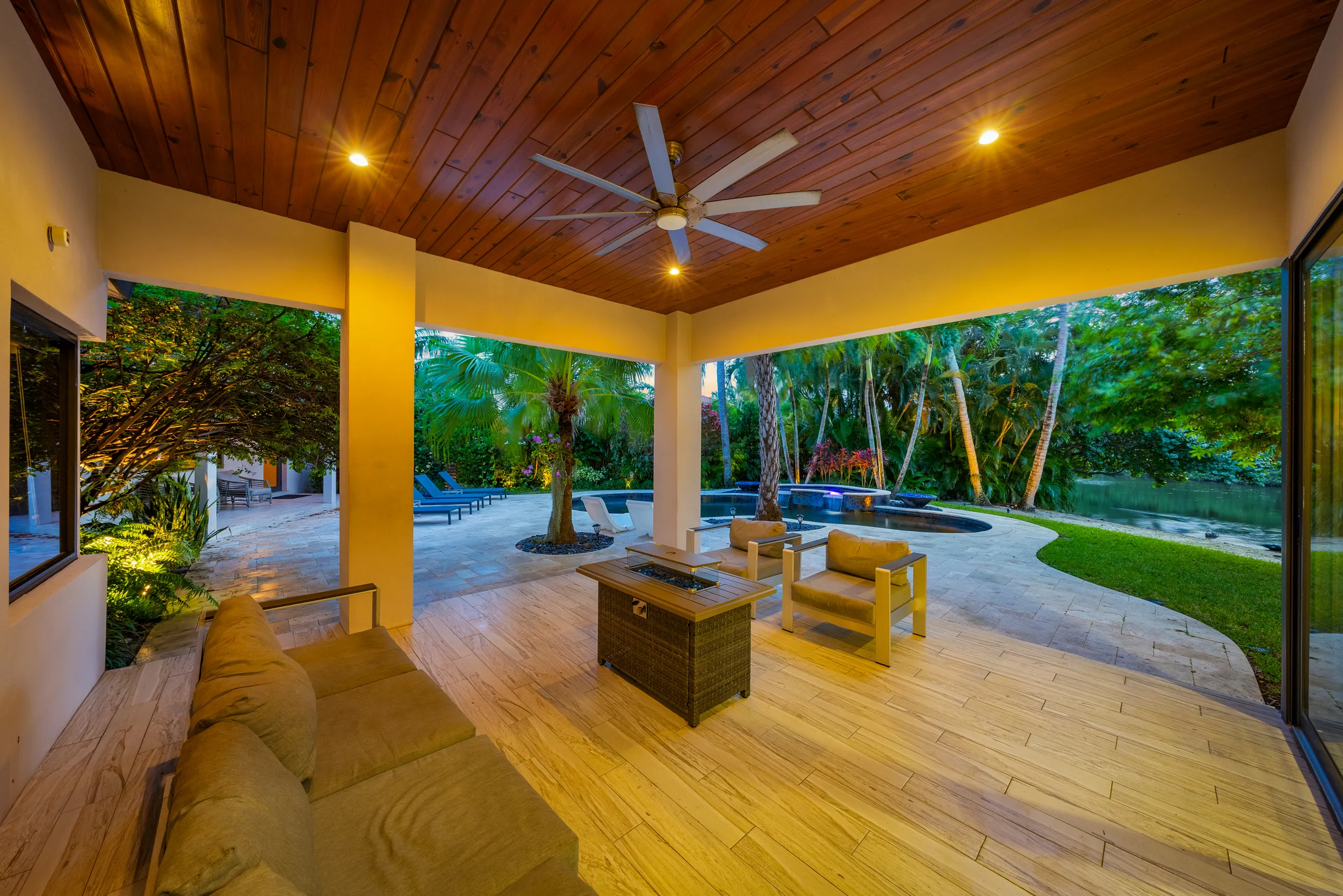 Lux Villa with pool on the water / Beach Access! #108