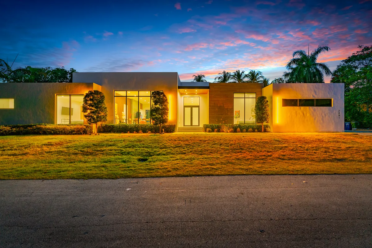 NEW Waterfront Villa w/ Pool/Jacuzzi/Billard