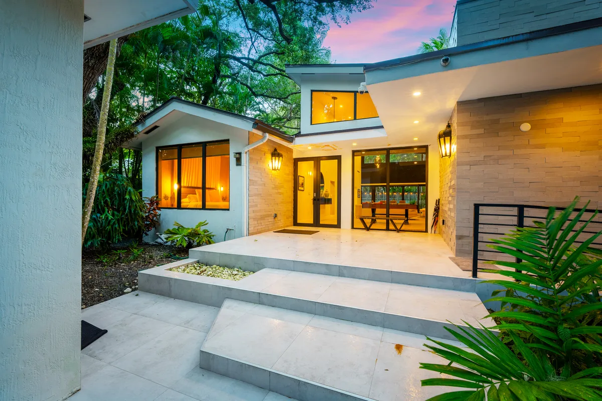 Lush Villa with heated Pool sleeps 13, Location!