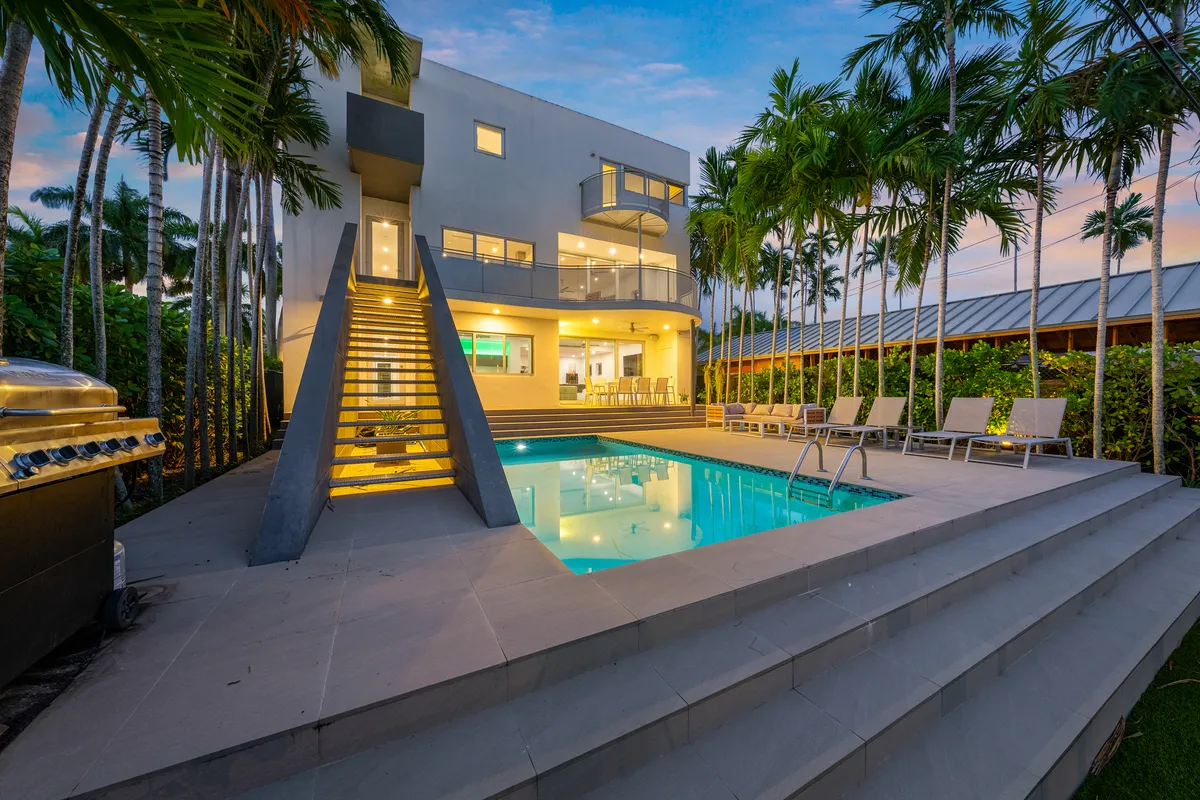 Modern waterfront Villa w/ Pool and Gym, Sleeps 8.