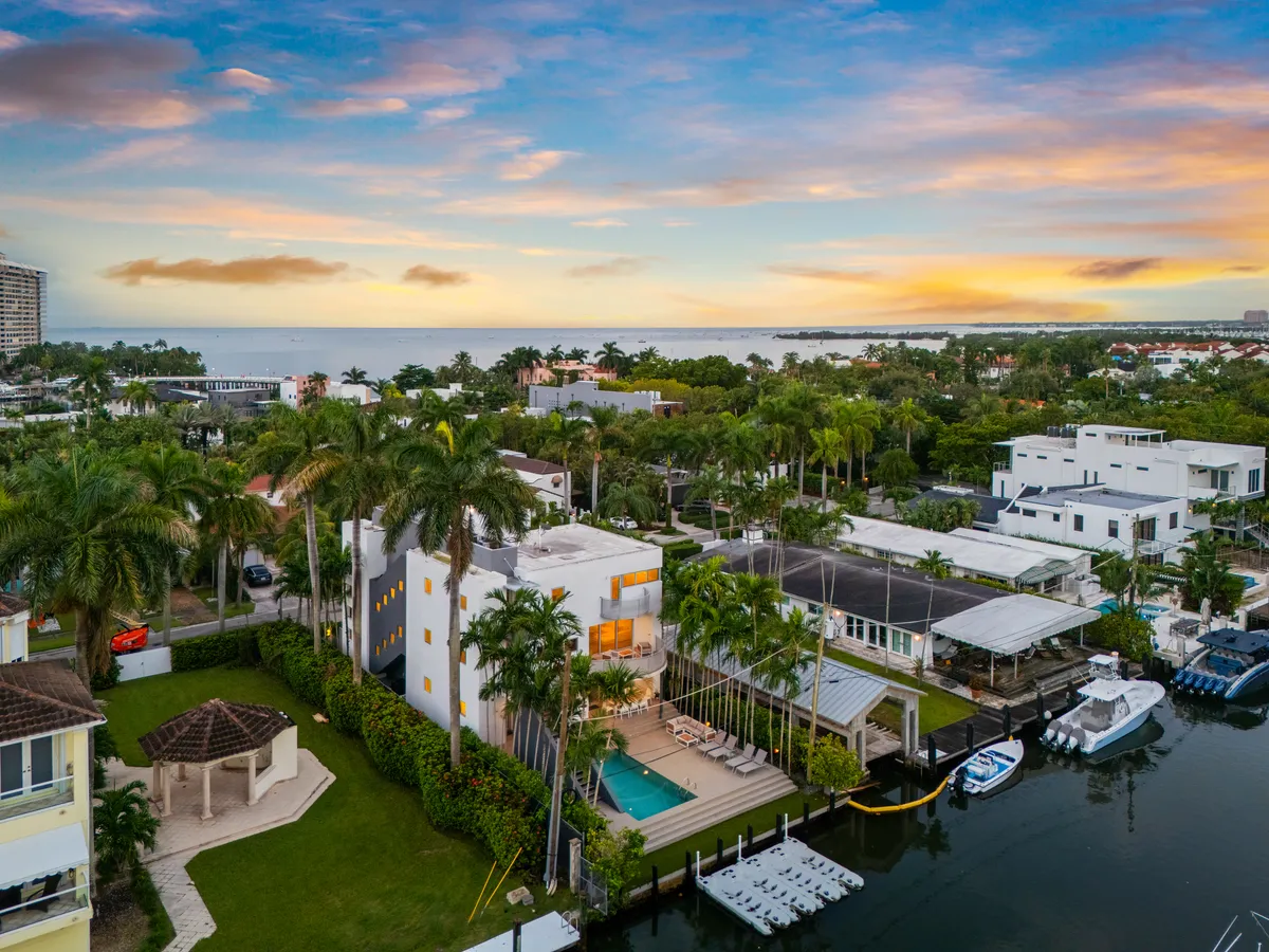 Modern waterfront Villa w/ Pool and Gym, Sleeps 8.