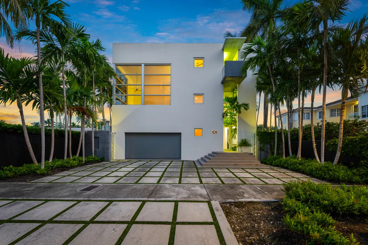 Modern waterfront Villa w/ Pool and Gym, Sleeps 8.