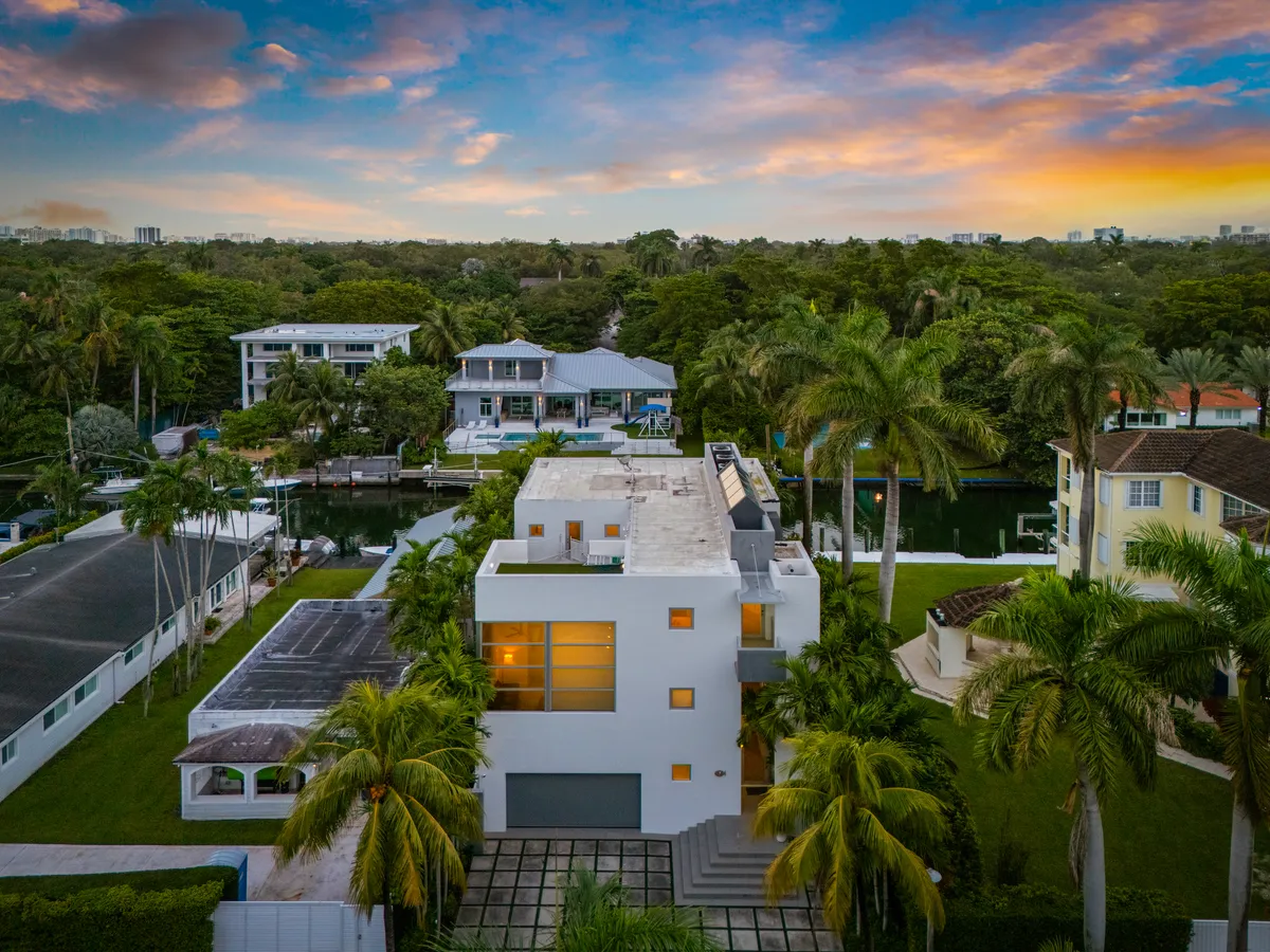 Modern waterfront Villa w/ Pool and Gym, Sleeps 8.