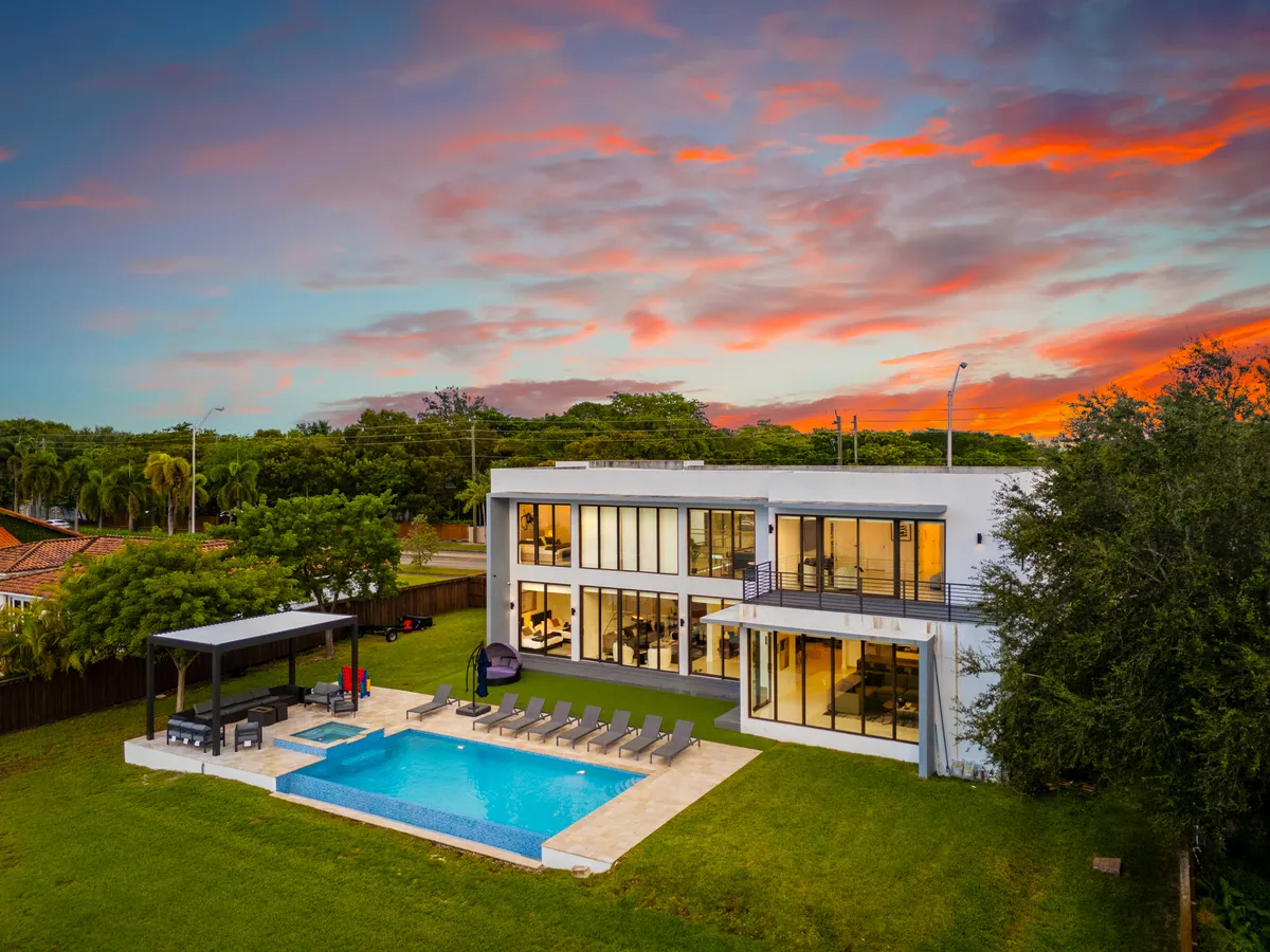 Modern Lakefront Villa w/ Pool, Jacuzzi and Gym
