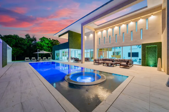 Wander Pinecrest Palms