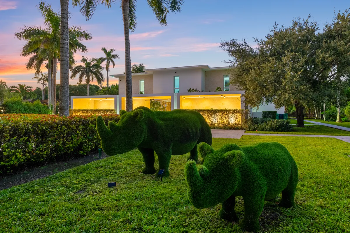 New Modern Estate, Pool / Jacuzzi / GYM / Media Room