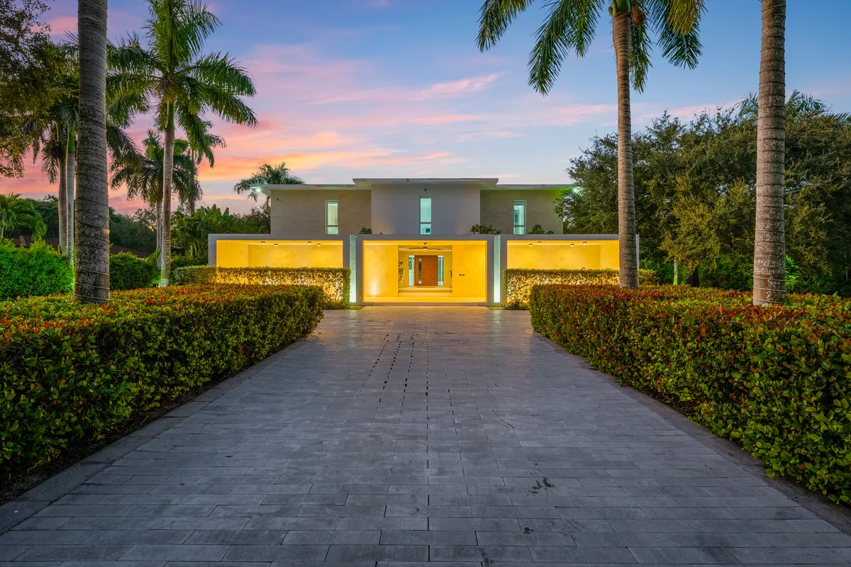 New Modern Estate, Pool / Jacuzzi / GYM / Media Room