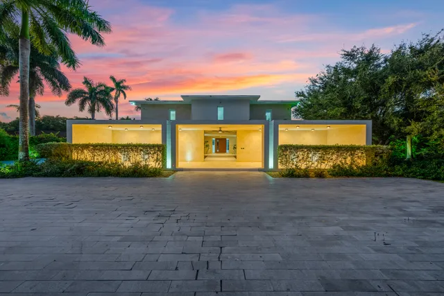 Wander Pinecrest Palms