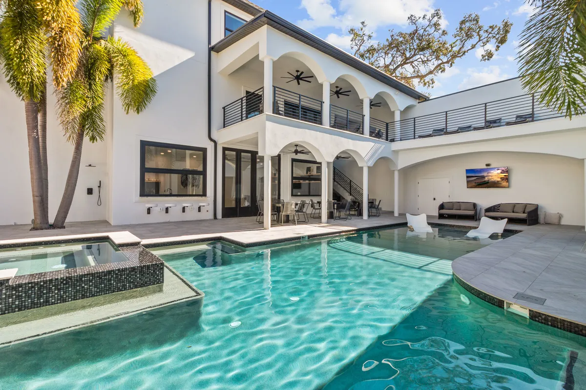 Wander Tampa Estate