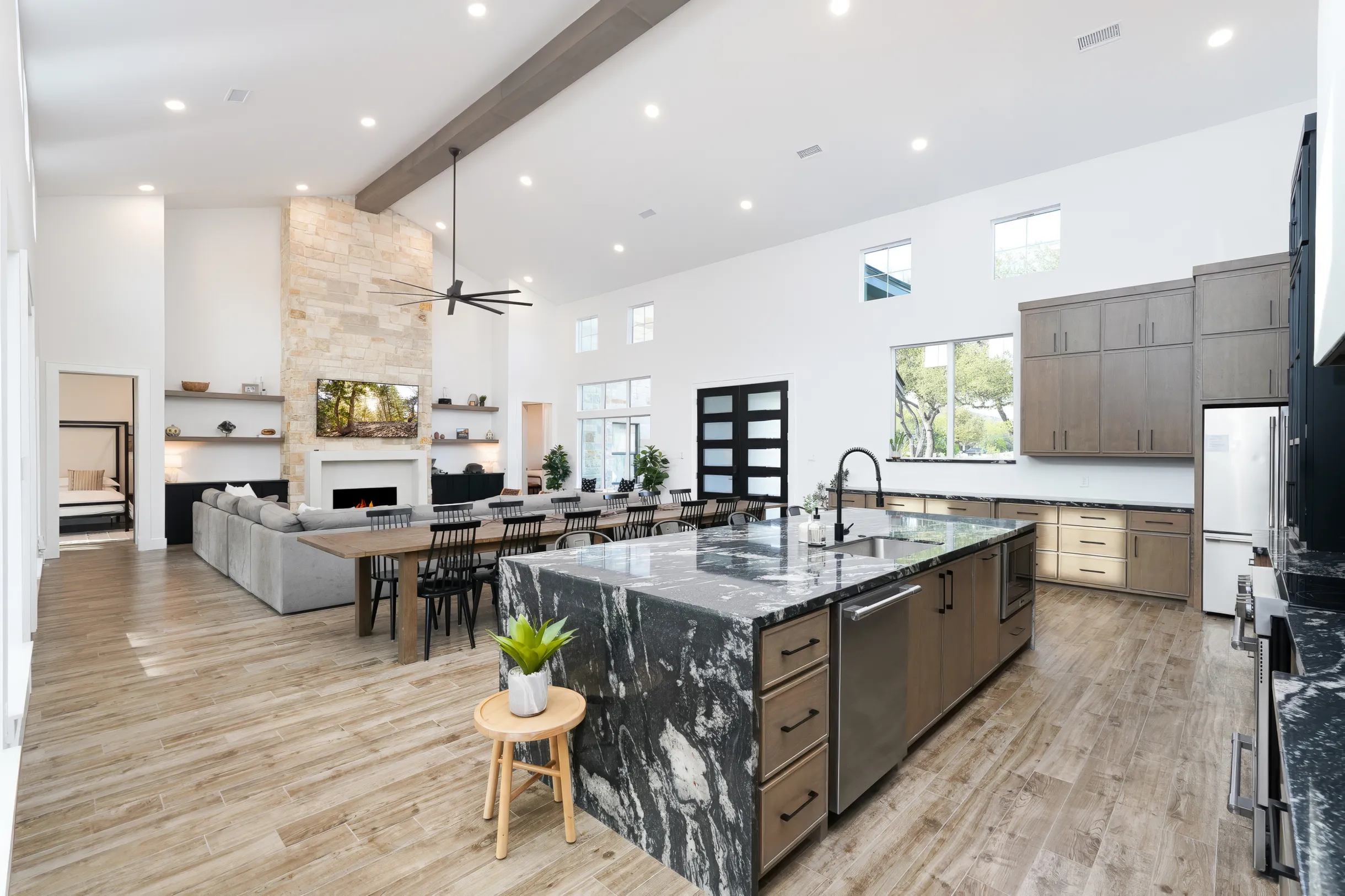 Near Frio~Free Golf~Pool~Hot tub~2 Kitchens~For 30 • White Horse Frio #42