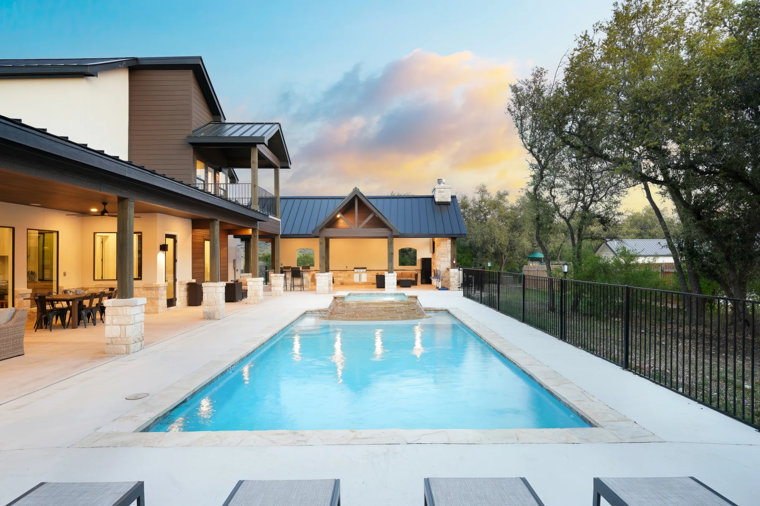 Near Frio~Free Golf~Pool~Hot tub~2 Kitchens~For 30 • White Horse Frio #25