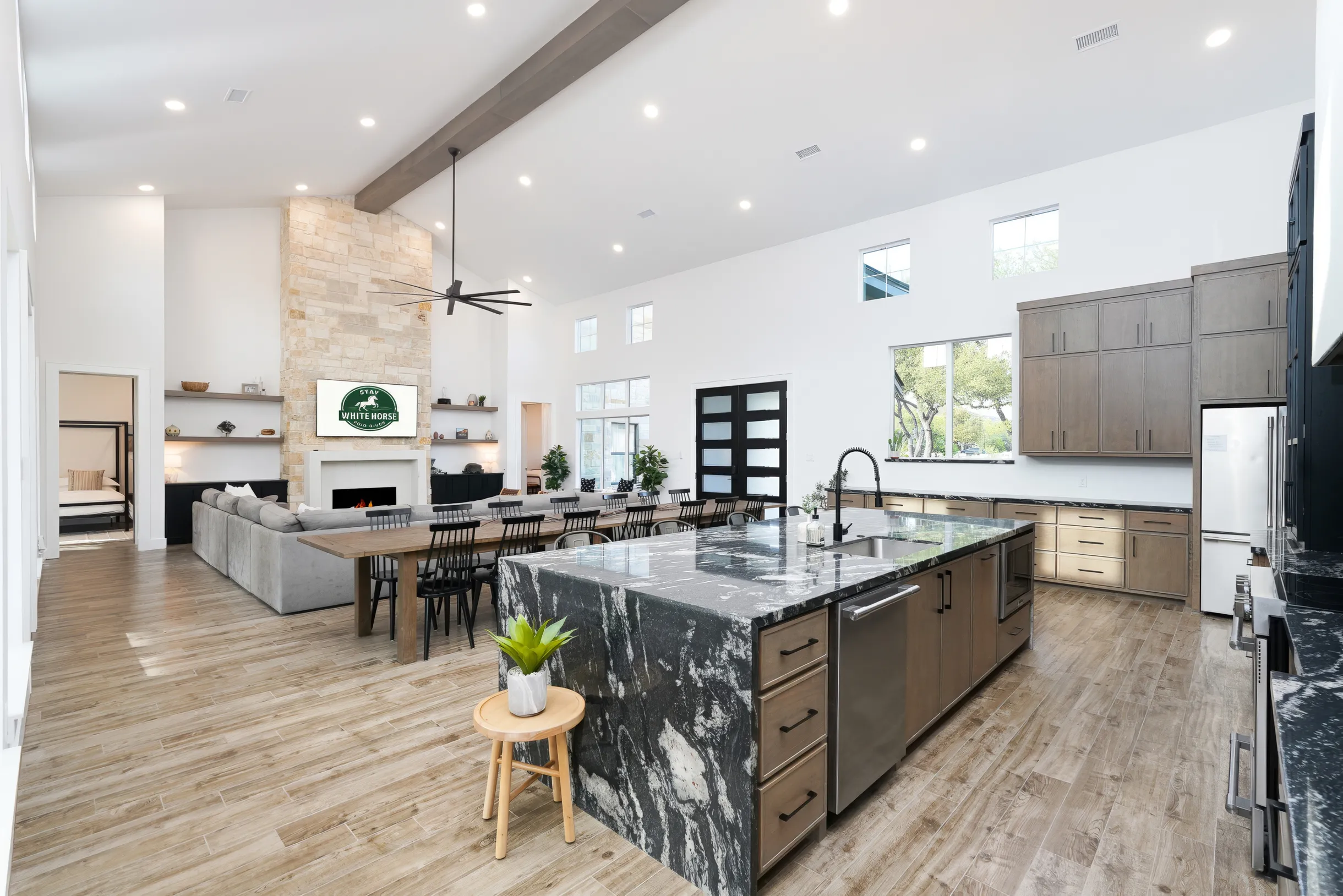 Near Frio~Free Golf~Pool~Hot tub~2 Kitchens~For 30 • White Horse Frio #37