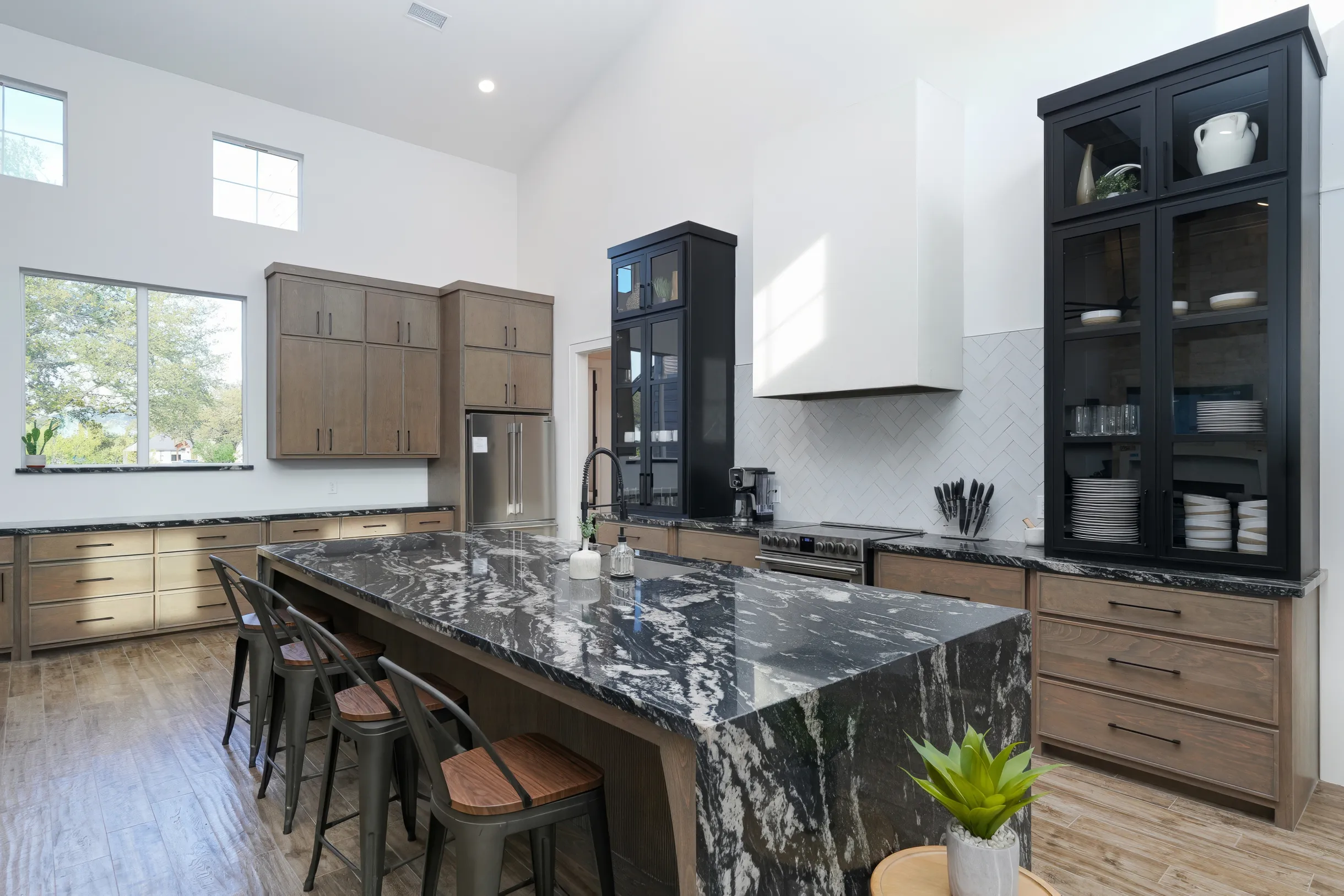 Near Frio~Free Golf~Pool~Hot tub~2 Kitchens~For 30 • White Horse Frio #26