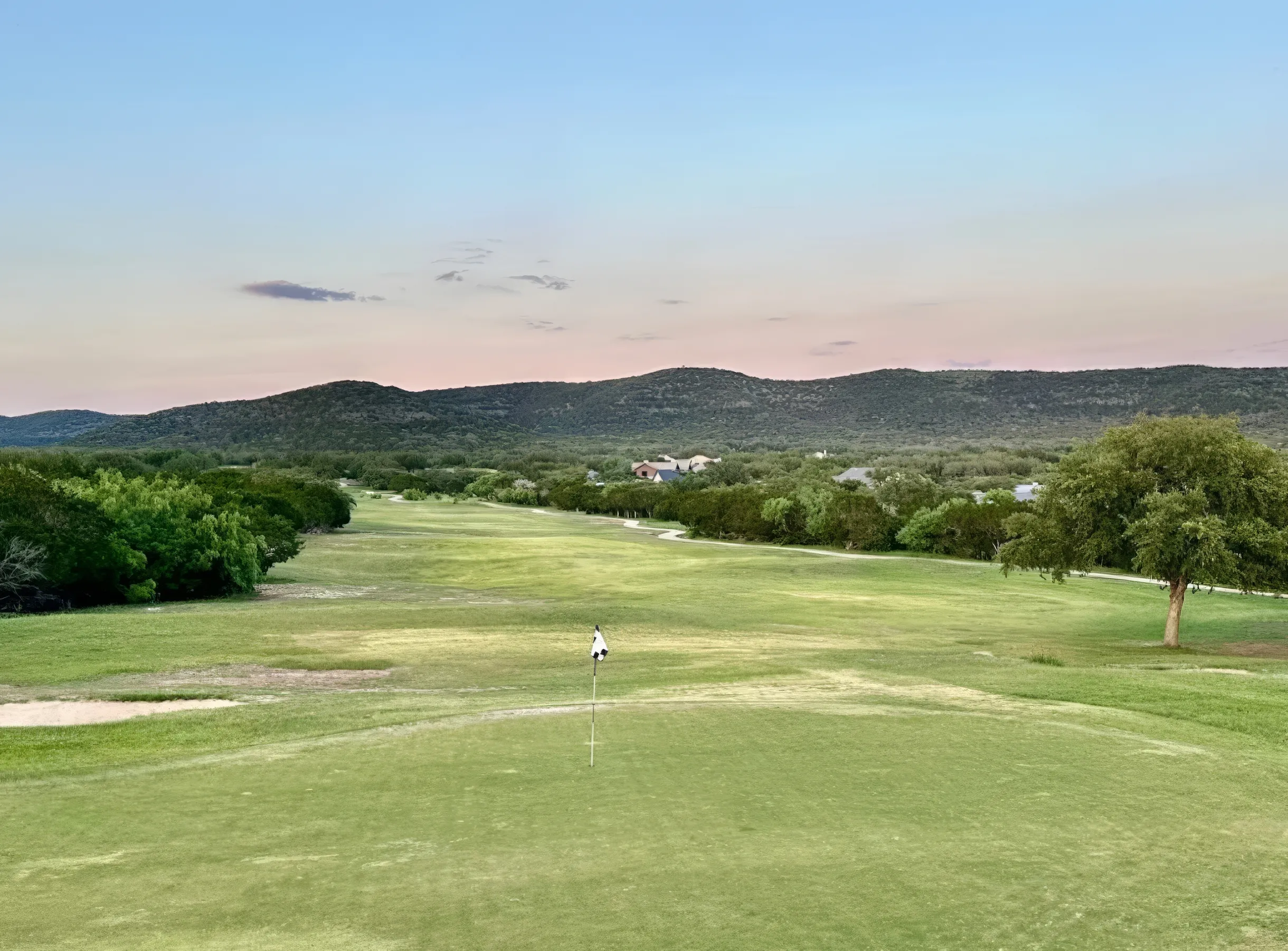 Near Frio~Free Golf~Pool~Hot tub~2 Kitchens~For 30 • White Horse Frio #55