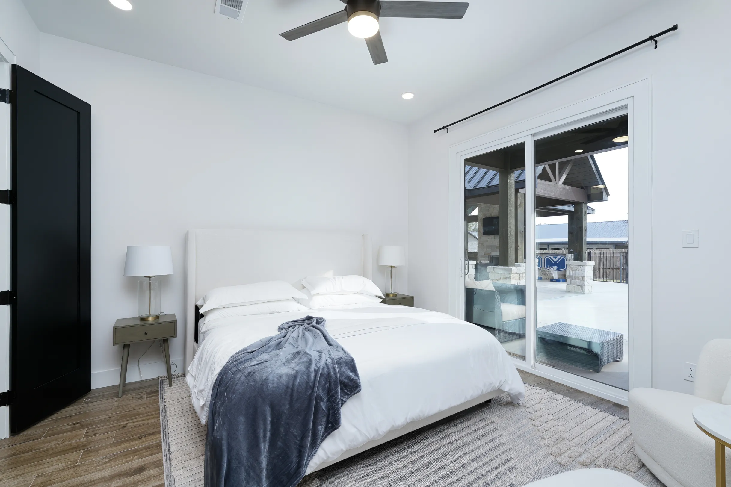 Near Frio~Free Golf~Pool~Hot tub~2 Kitchens~For 30 • White Horse Frio #17