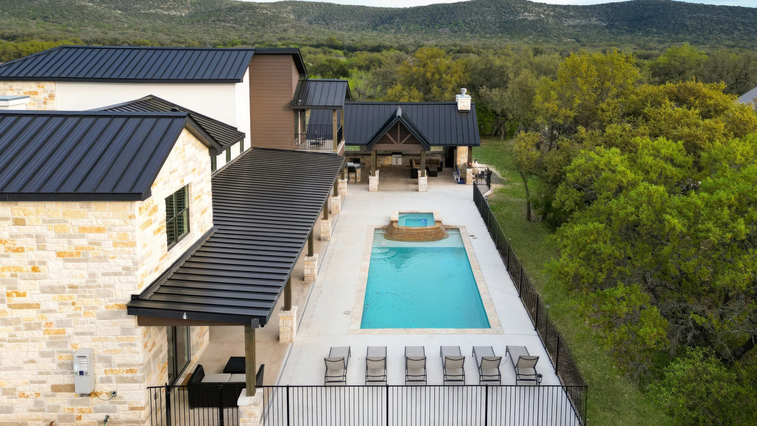 Near Frio~Free Golf~Pool~Hot tub~2 Kitchens~For 30 • White Horse Frio #51