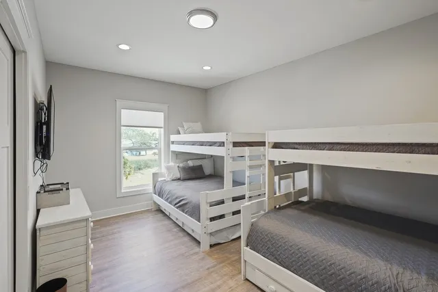 Bedroom 7 image 1