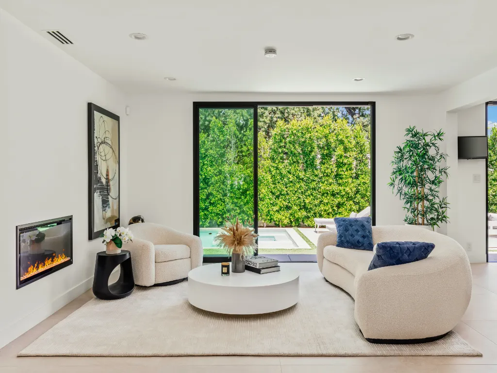 Casa Leona - Modern Masterpiece Behind Private Gates w/ Pool & Chef's Kitchen property photo 3