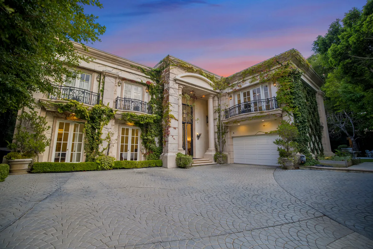 Wendover Mansion - 6BR Neoclassical BH Retreat w/ Pool, Near Rodeo