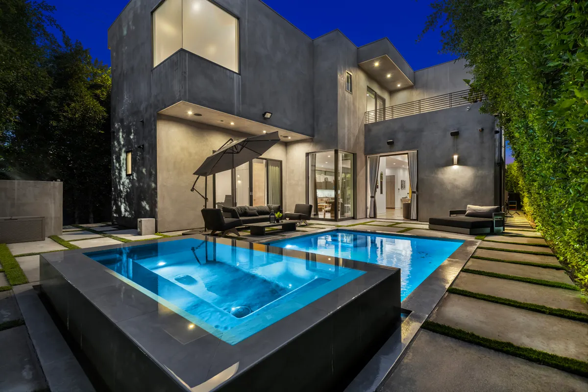 Wander West Hollywood Manor