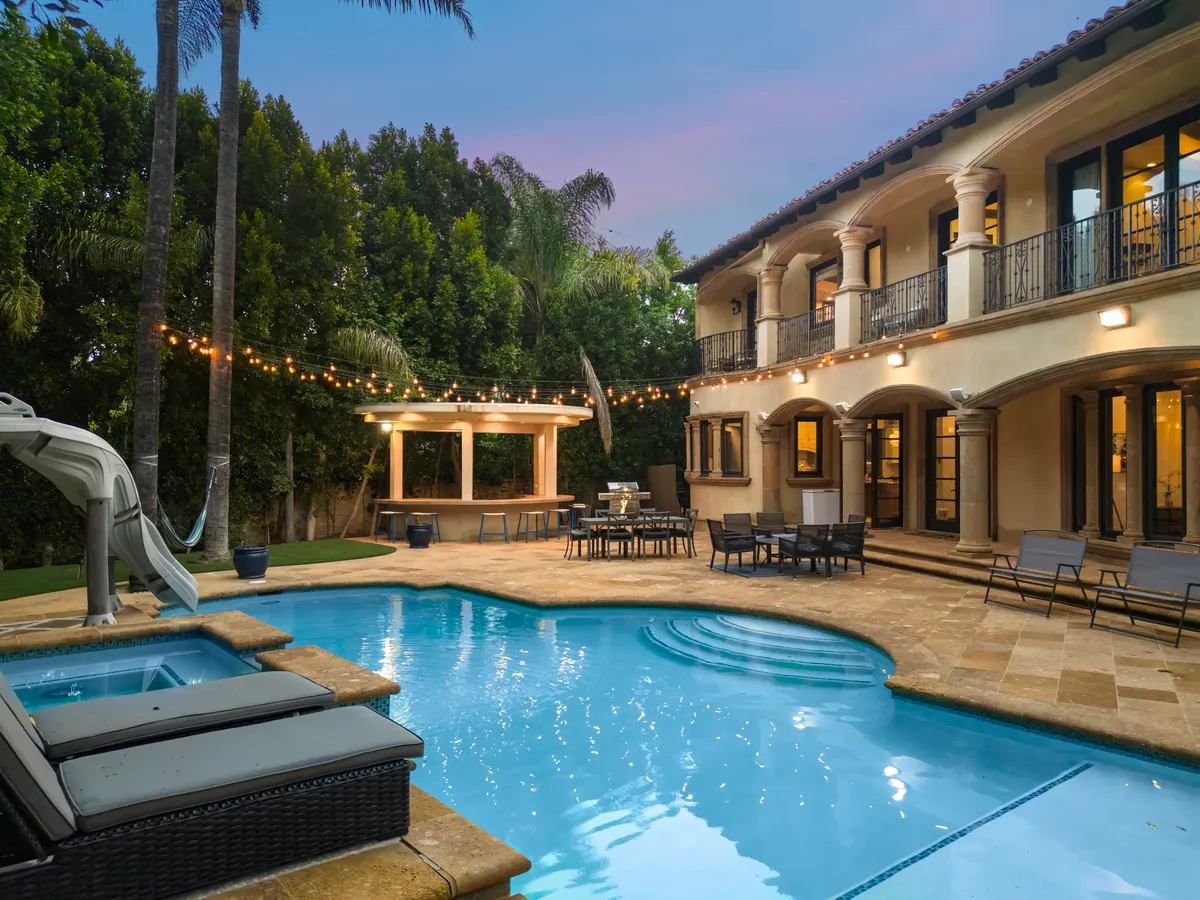 Wander Tarzana Estate