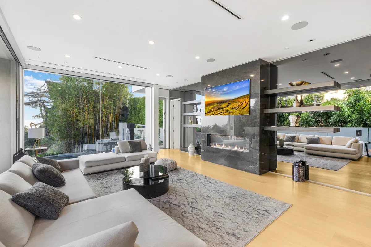 Wander Hollywood Hills Horizon