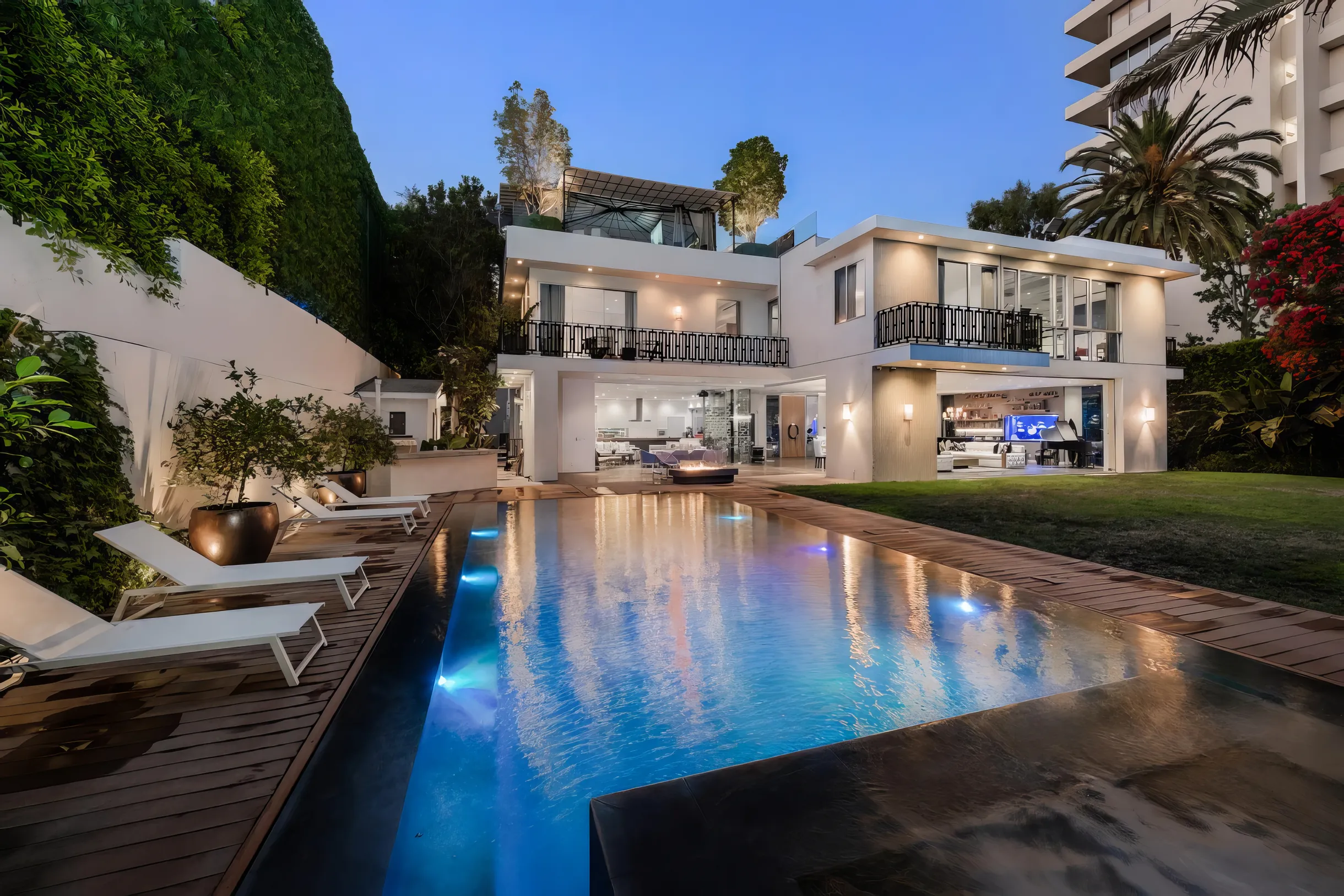 Wander West Hollywood Royale
