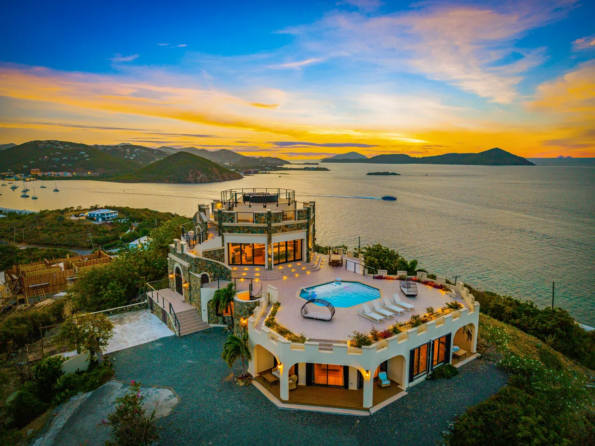 Castle at Cabrita: STUNNING Rooftop Views - FULLY RENOVATED