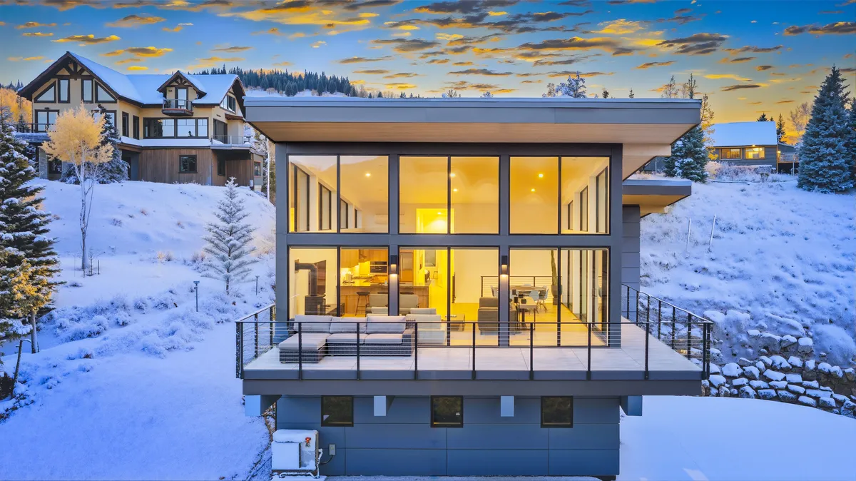 Wander Crested Peaks