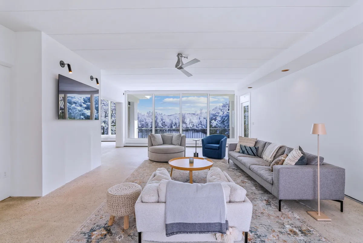 Wander Lakefront Retreat