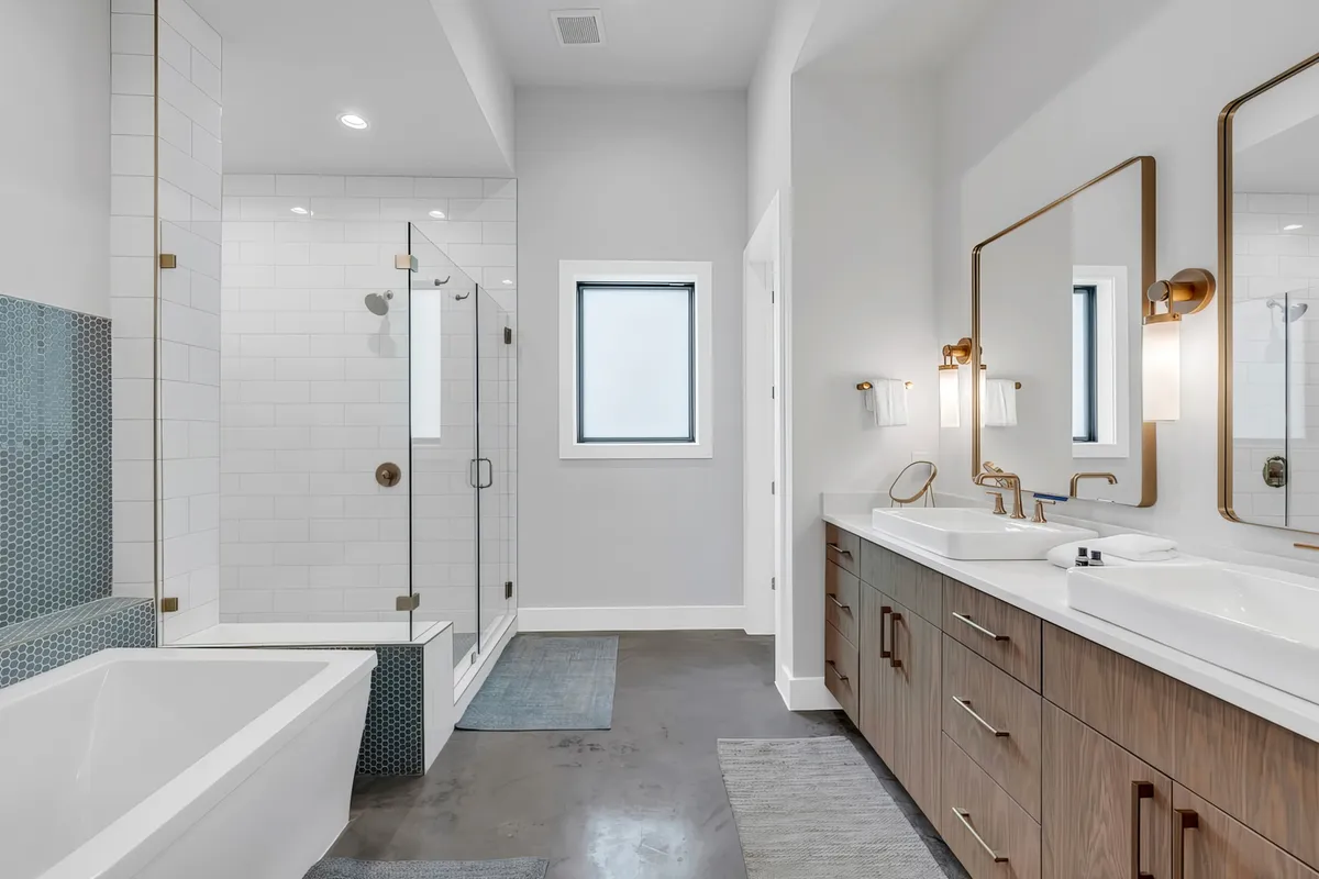 Ensuite Bathroom 1 image 1