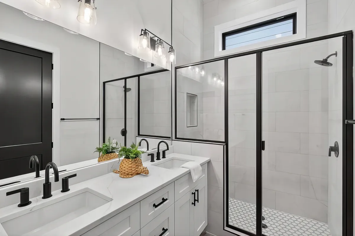 Ensuite Bathroom 1 image 1