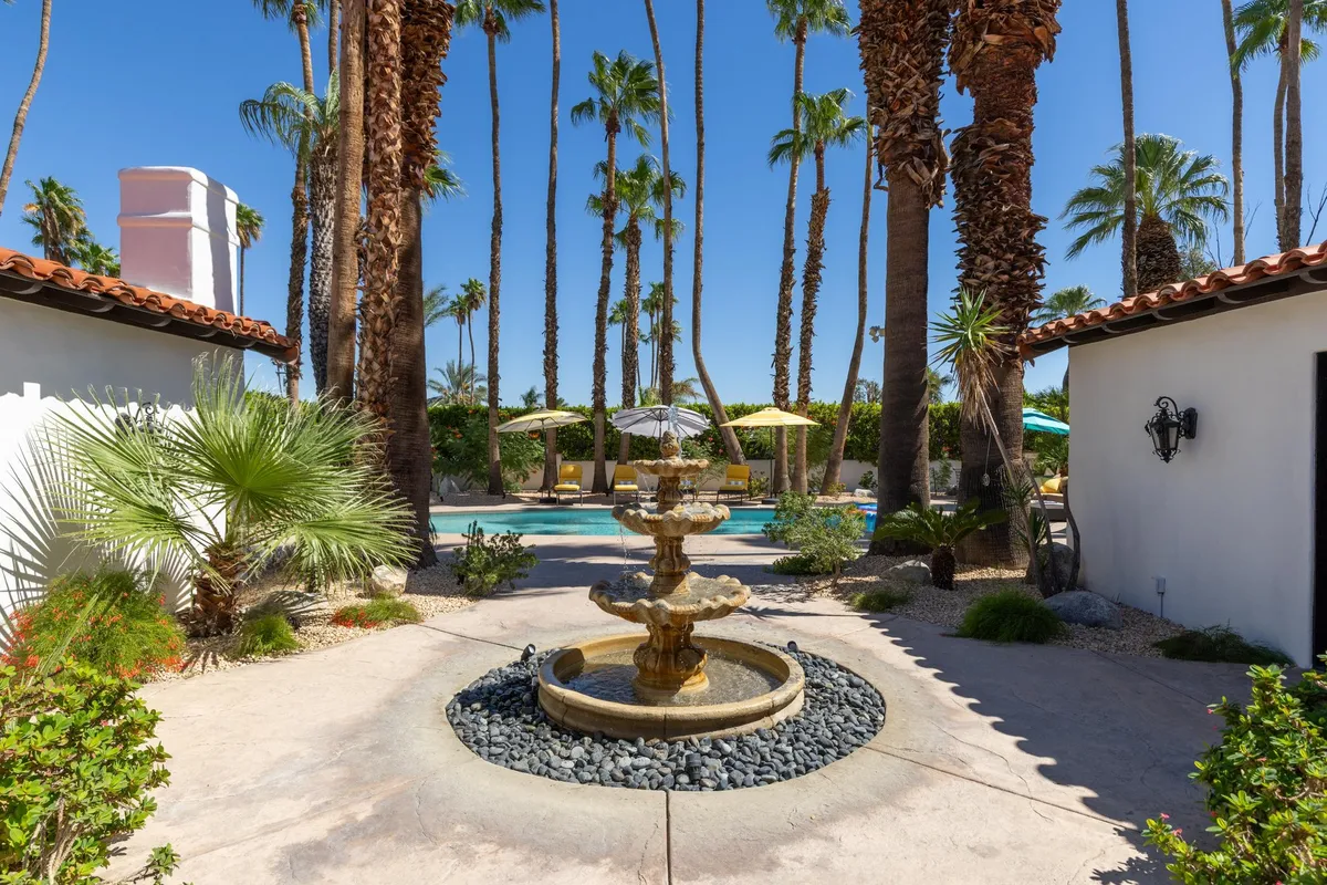 Wander Palm Springs Edge