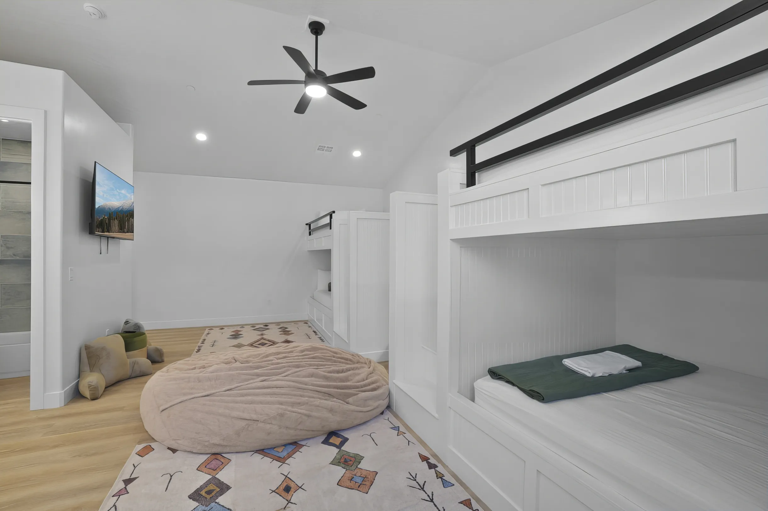 Experience beauty at On The Rocks Shakin! 2 Bunkrooms, large pool, plenty of room for all and the toys! #26