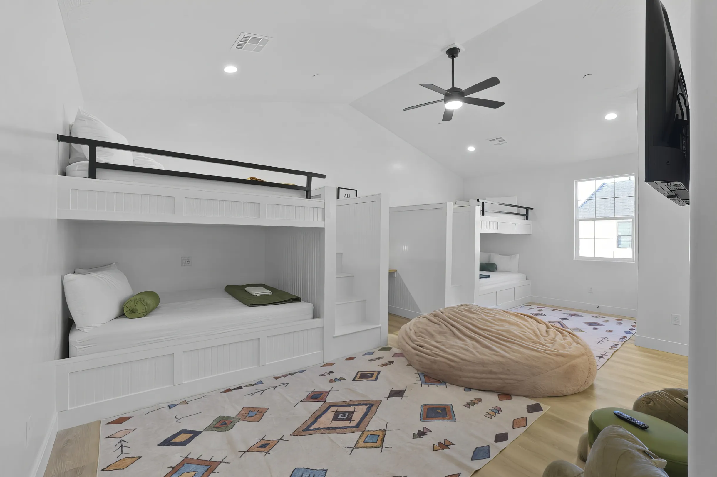 Experience beauty at On The Rocks Shakin! 2 Bunkrooms, large pool, plenty of room for all and the toys! #7
