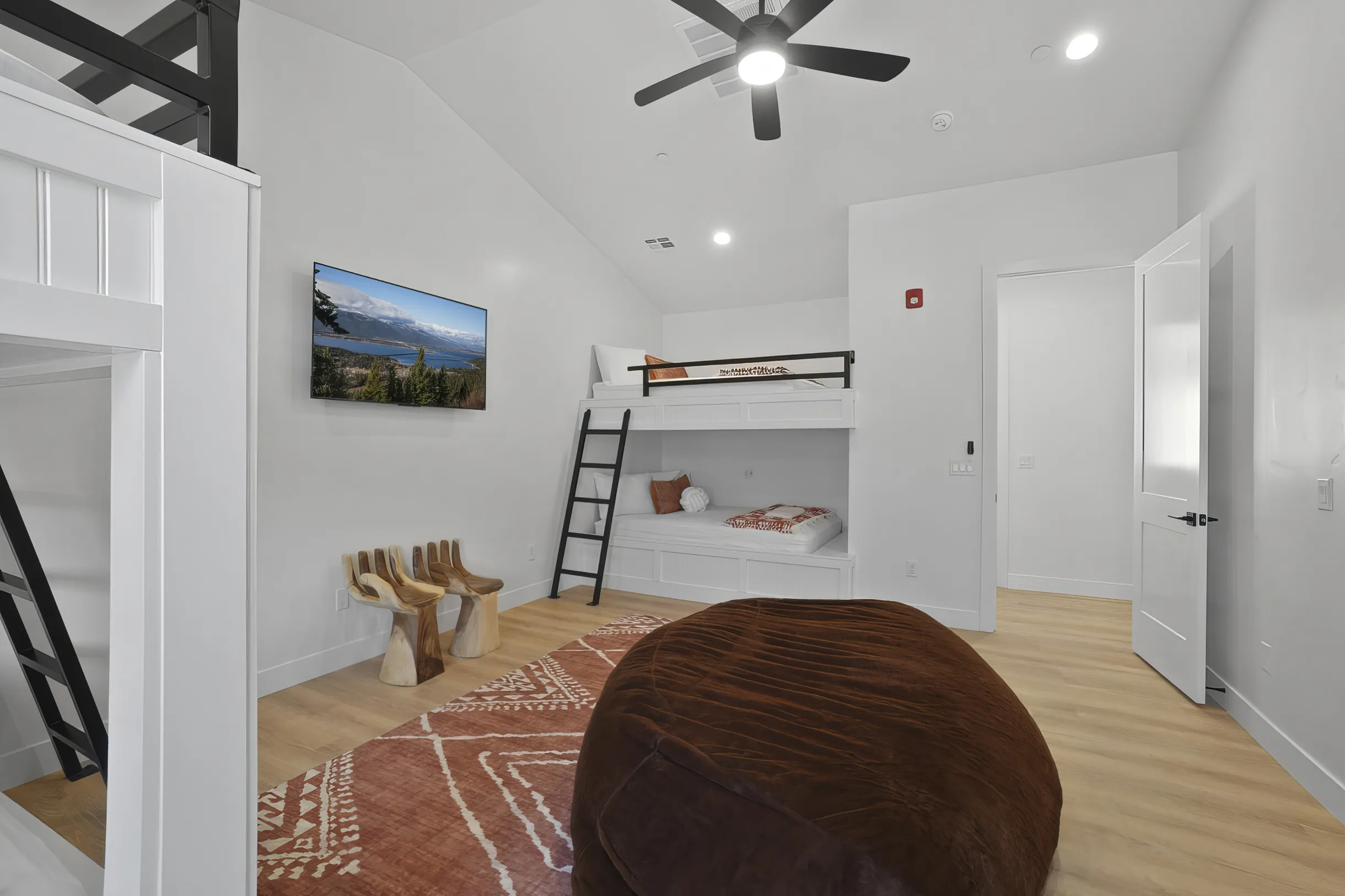 Experience beauty at On The Rocks Shakin! 2 Bunkrooms, large pool, plenty of room for all and the toys! #36