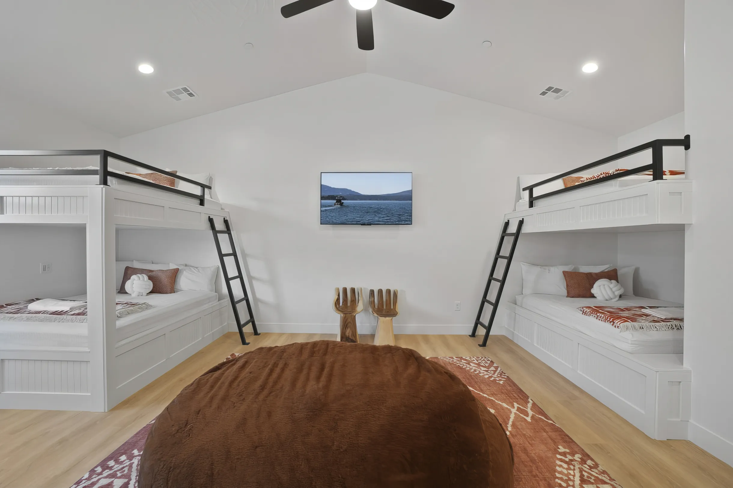 Experience beauty at On The Rocks Shakin! 2 Bunkrooms, large pool, plenty of room for all and the toys! #32