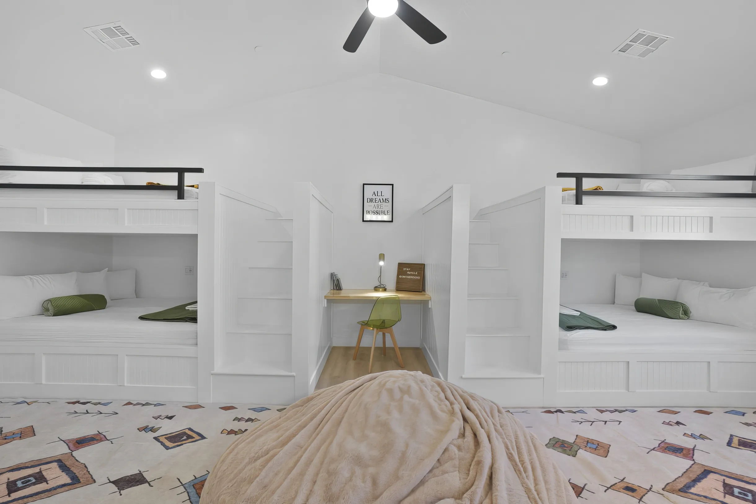 Experience beauty at On The Rocks Shakin! 2 Bunkrooms, large pool, plenty of room for all and the toys! #39