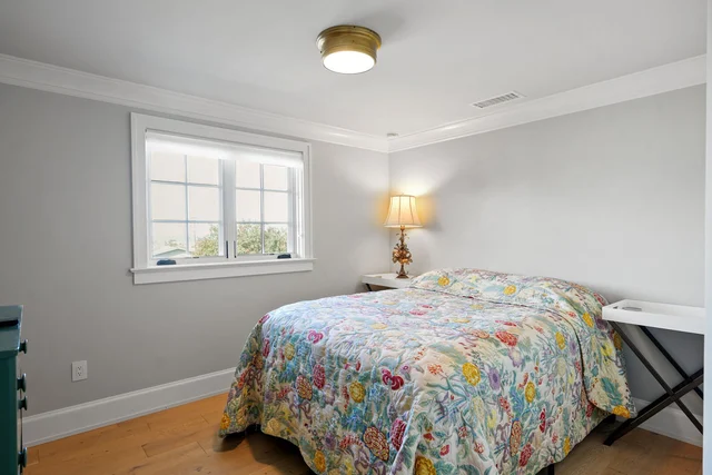 Bedroom 6 image 1