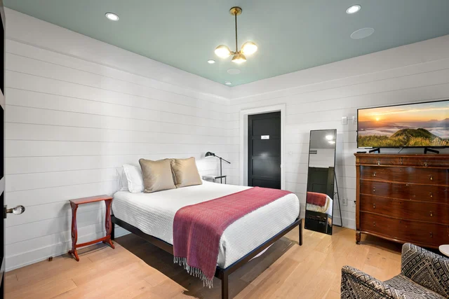 Bedroom 8 image 1